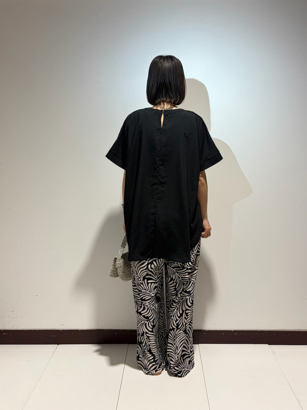 ブラック系のシャツ/ブラウス、ブラック系のその他パンツ、ブラック系のサンダルを着用したレディースの夏コーディネートの3枚目の写真