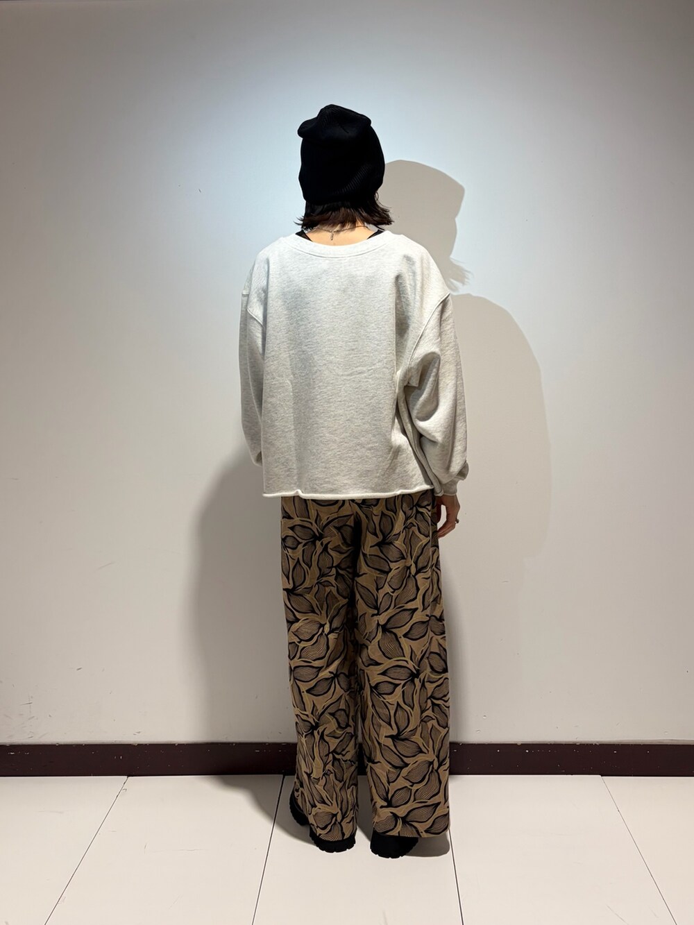 グレー系のスウェット、ブラウン系のその他パンツ、ブラック系のニットキャップ/ビーニーを着用したレディースの春コーディネートの3枚目の写真