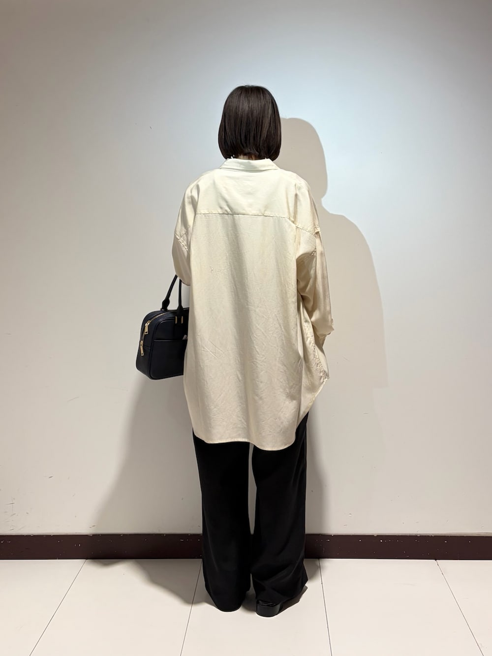 グリーン系のニット/セーター、ホワイト系のシャツ/ブラウス、ブラック系のその他パンツを着用したレディースの夏コーディネートの3枚目の写真