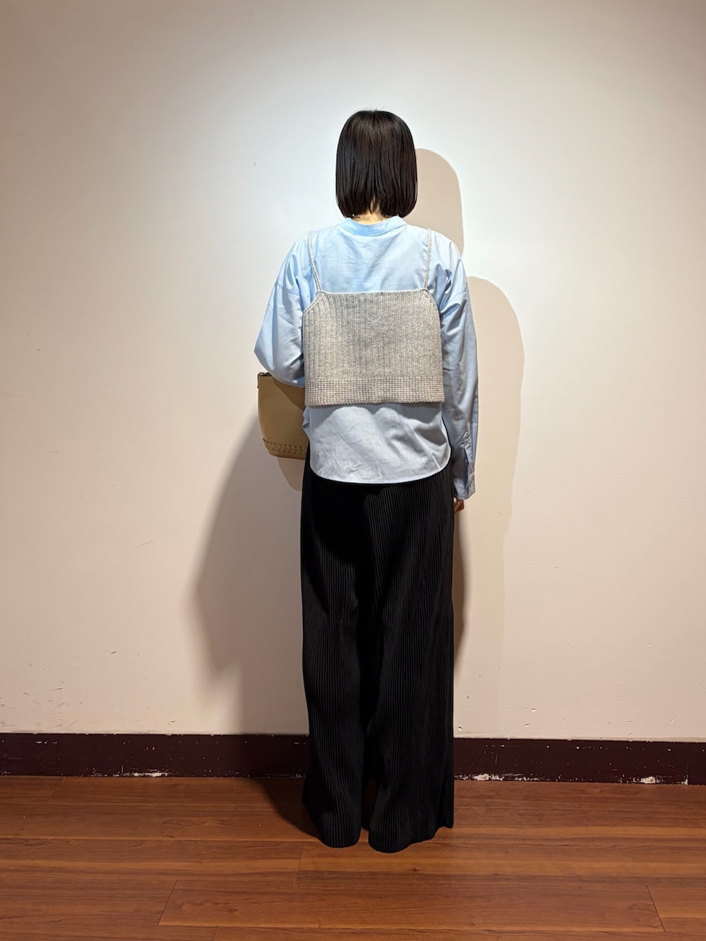 ブルー系のシャツ/ブラウス、ブラック系のその他パンツ、ホワイト系のローファーを着用したレディースの秋コーディネートの3枚目の写真