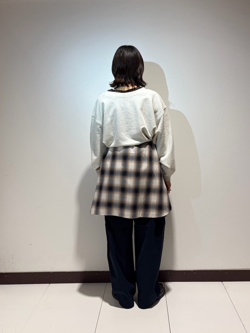 ブラウン系のTシャツ/カットソー、グレー系のスウェット、ブルー系のその他パンツを着用したレディースの春コーディネートの3枚目の写真