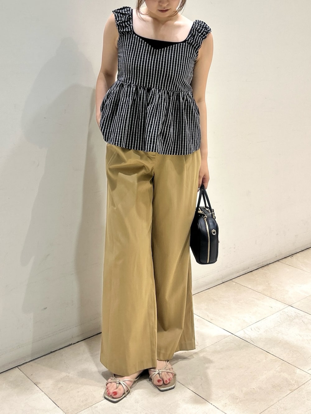 ブラック系のシャツ/ブラウス、ベージュ系のその他パンツ、ブラック系のボストンバッグを着用したレディースの夏コーディネートの5枚目の写真