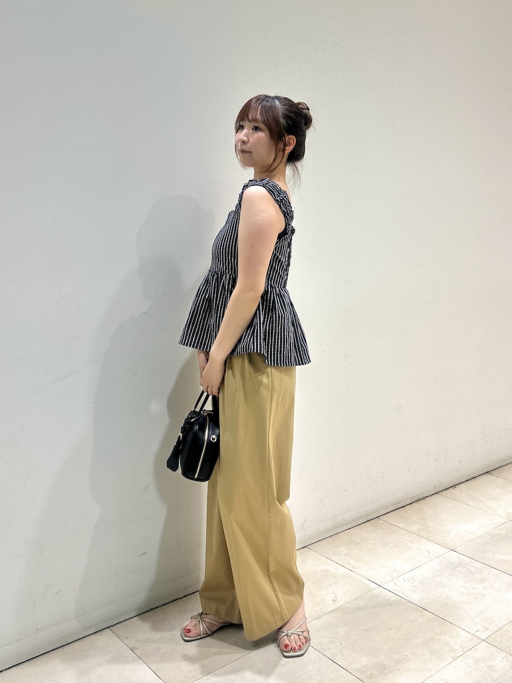 ブラック系のシャツ/ブラウス、ベージュ系のその他パンツ、ブラック系のボストンバッグを着用したレディースの夏コーディネートの3枚目の写真