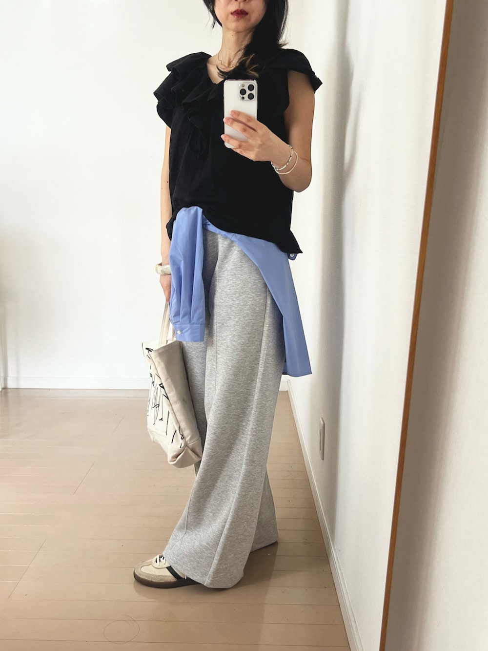 ブラック系のTシャツ/カットソー、ブルー系のシャツ/ブラウス、グレー系のスウェットパンツを着用したレディースの春コーディネートの2枚目の写真