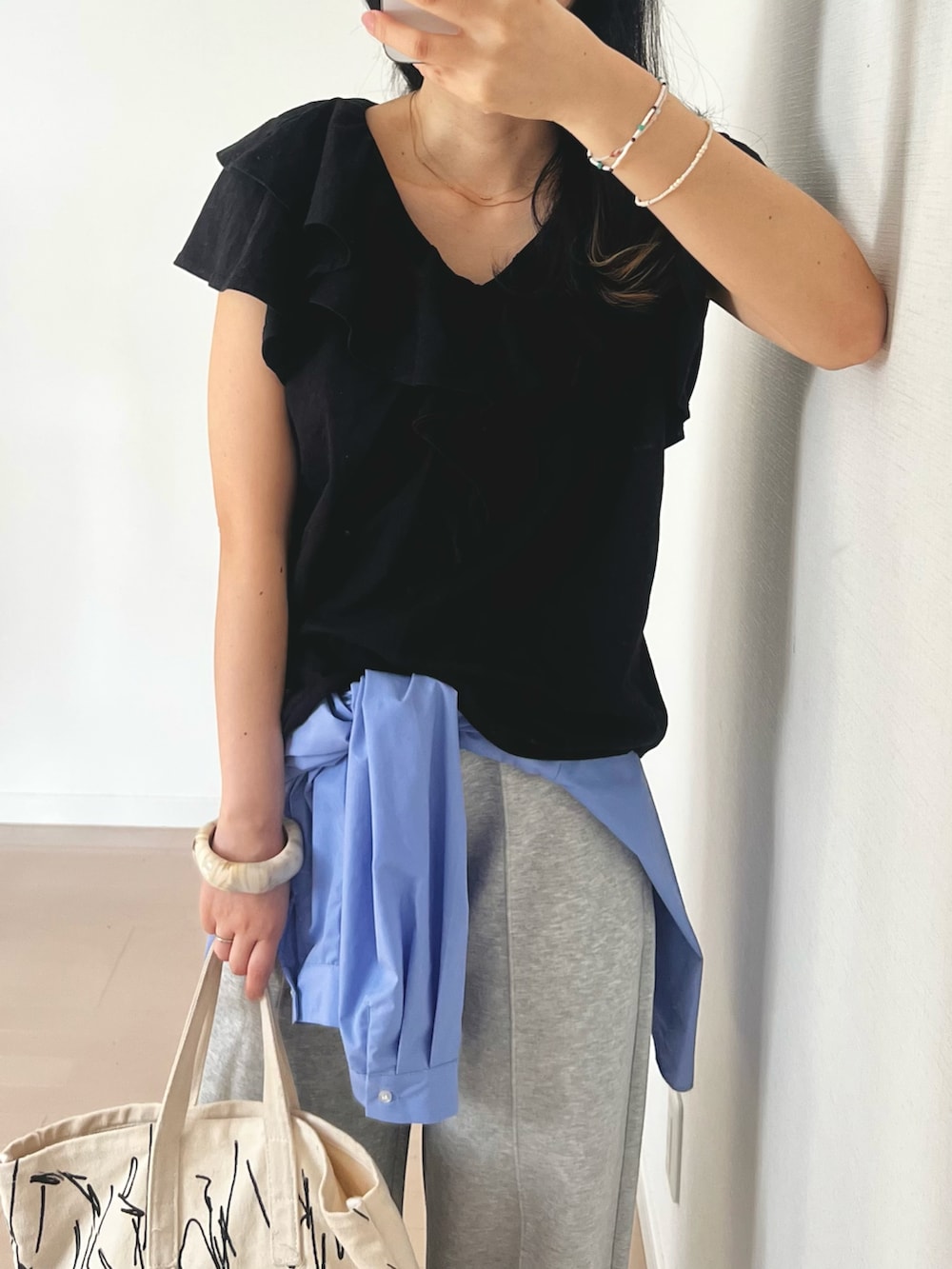 ブラック系のTシャツ/カットソー、ブルー系のシャツ/ブラウス、グレー系のスウェットパンツを着用したレディースの春コーディネートの3枚目の写真