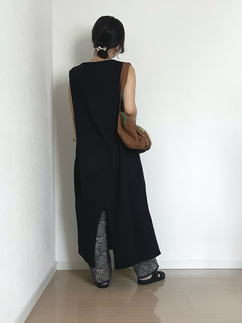 ブラック系のその他パンツ、ブラック系のサンダル、ブラック系のワンピースを着用したレディースの夏コーディネートの2枚目の写真