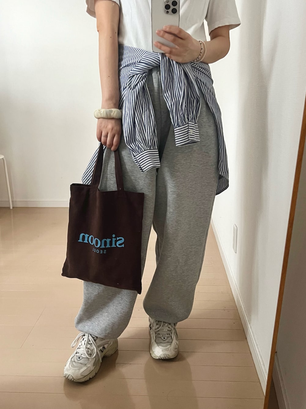 ブルー系のシャツ/ブラウス、ホワイト系のTシャツ/カットソー、グレー系のスウェットパンツを着用したレディースの春コーディネートの2枚目の写真