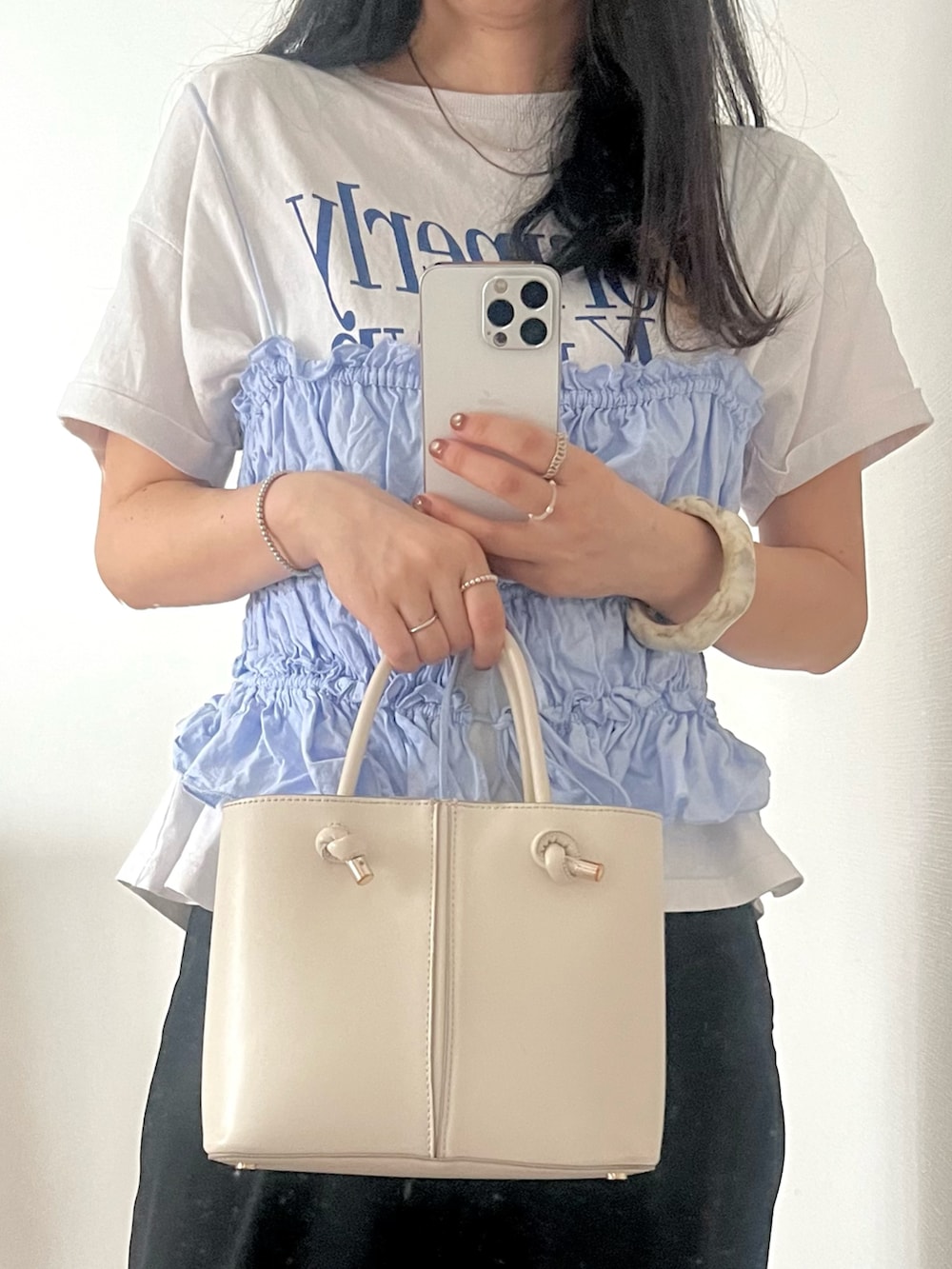 ホワイト系のTシャツ/カットソー、ベージュ系のスニーカー、ブルー系のキャミソールを着用したレディースの夏コーディネートの2枚目の写真