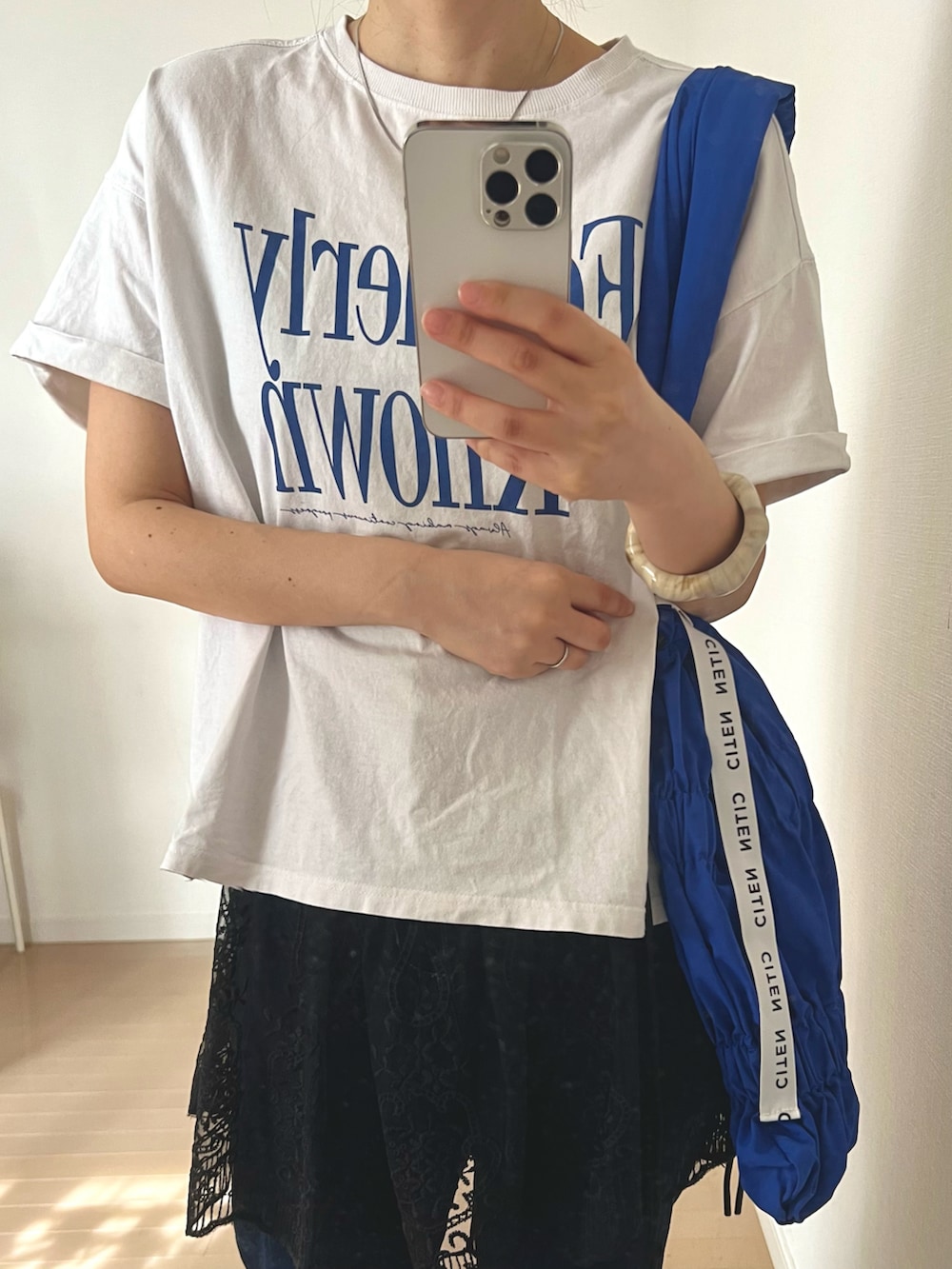 ホワイト系のTシャツ/カットソー、ブルー系のデニムパンツ、ブルー系のトートバッグを着用したレディースの夏コーディネートの2枚目の写真