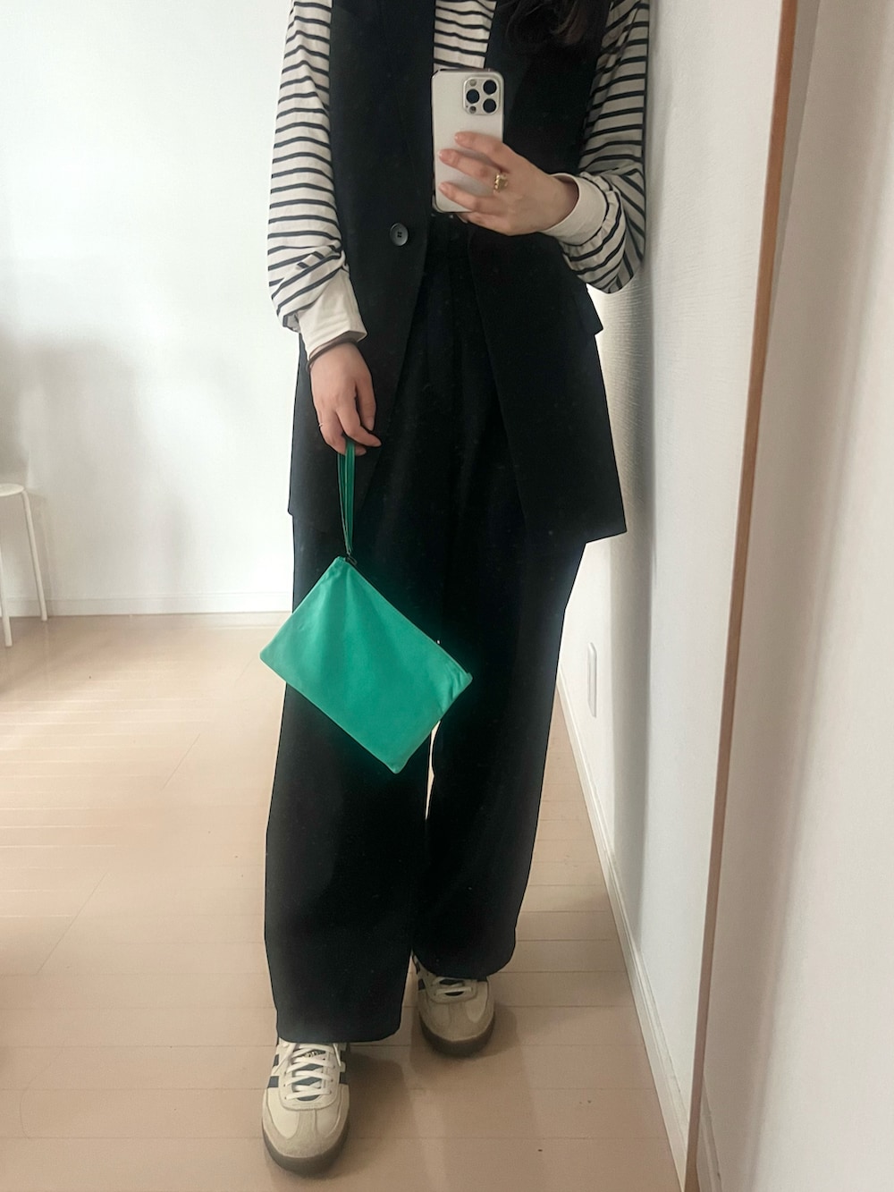 ホワイト系のTシャツ/カットソー、ブラック系のベスト、ブラック系のスラックスを着用したレディースの夏コーディネートの2枚目の写真