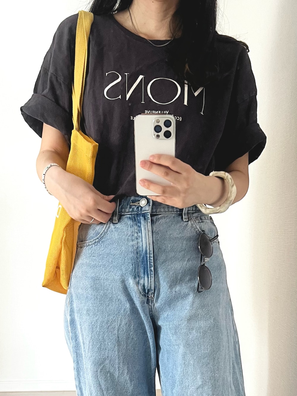 ブルー系のデニムパンツ、ホワイト系のスニーカー、グレー系のTシャツ/カットソーを着用したレディースの夏コーディネートの2枚目の写真