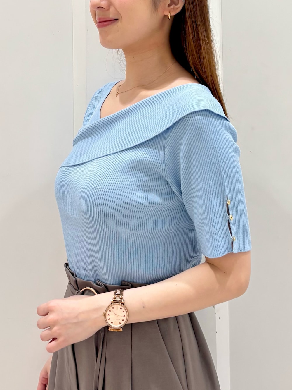 ブラウン系のその他パンツ、ホワイト系のトートバッグ、ブルー系のニット/セーターを着用したレディースの春コーディネートの9枚目の写真