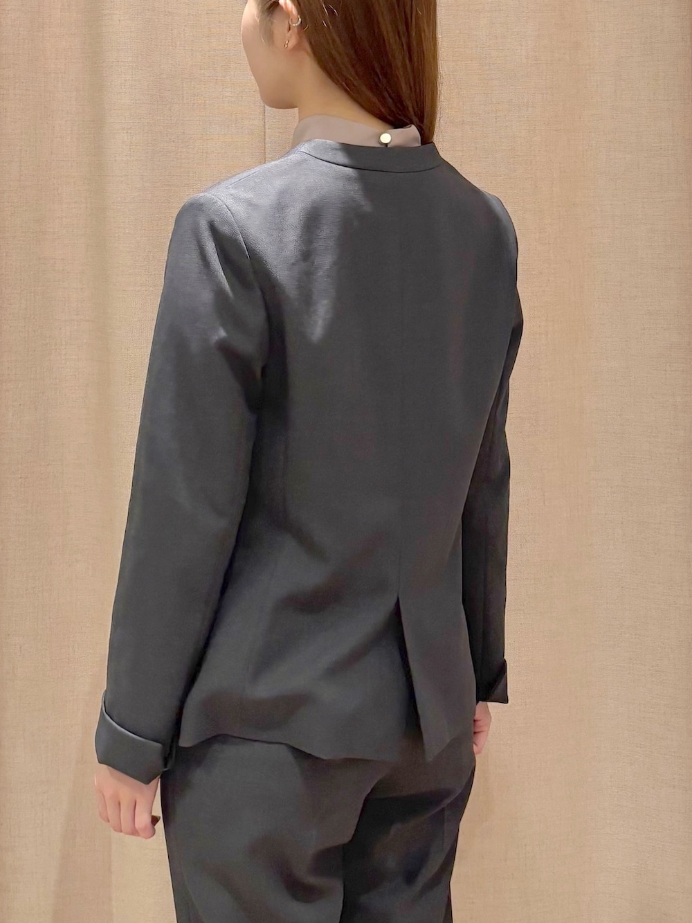 ブラウン系のシャツ/ブラウス、グレー系のノーカラージャケット、グレー系のその他パンツを着用したレディースの夏コーディネートの8枚目の写真