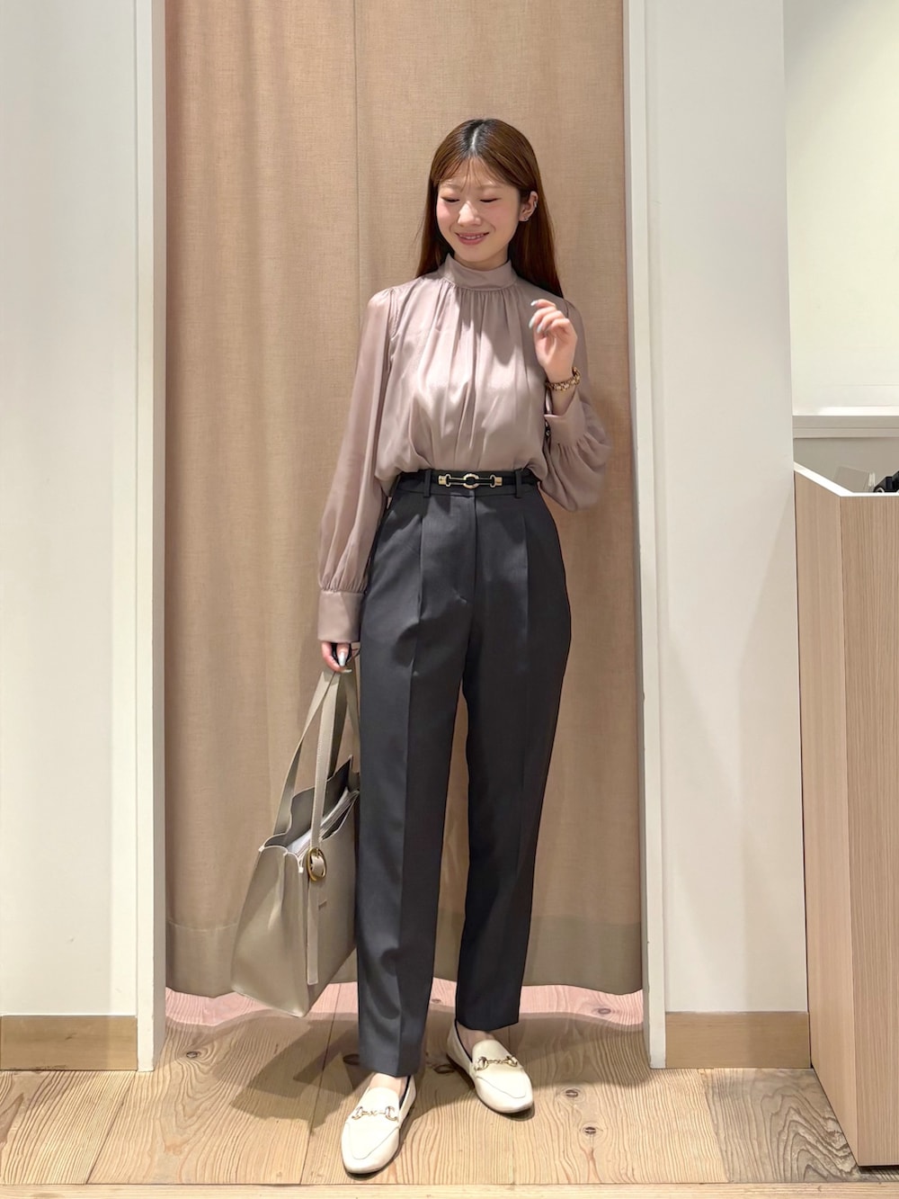 グレー系のその他パンツ、ベージュ系のトートバッグ、ブラウン系のシャツ/ブラウスを着用したレディースの秋コーディネートの2枚目の写真