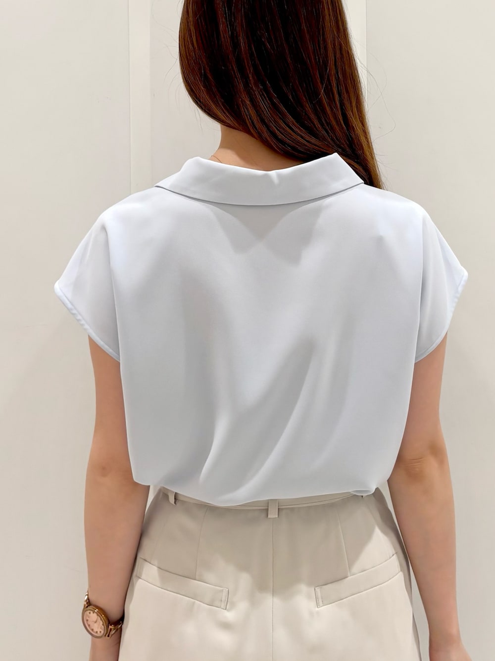 ベージュ系のトートバッグ、ブルー系のシャツ/ブラウス、ベージュ系のその他パンツを着用したレディースの夏コーディネートの8枚目の写真