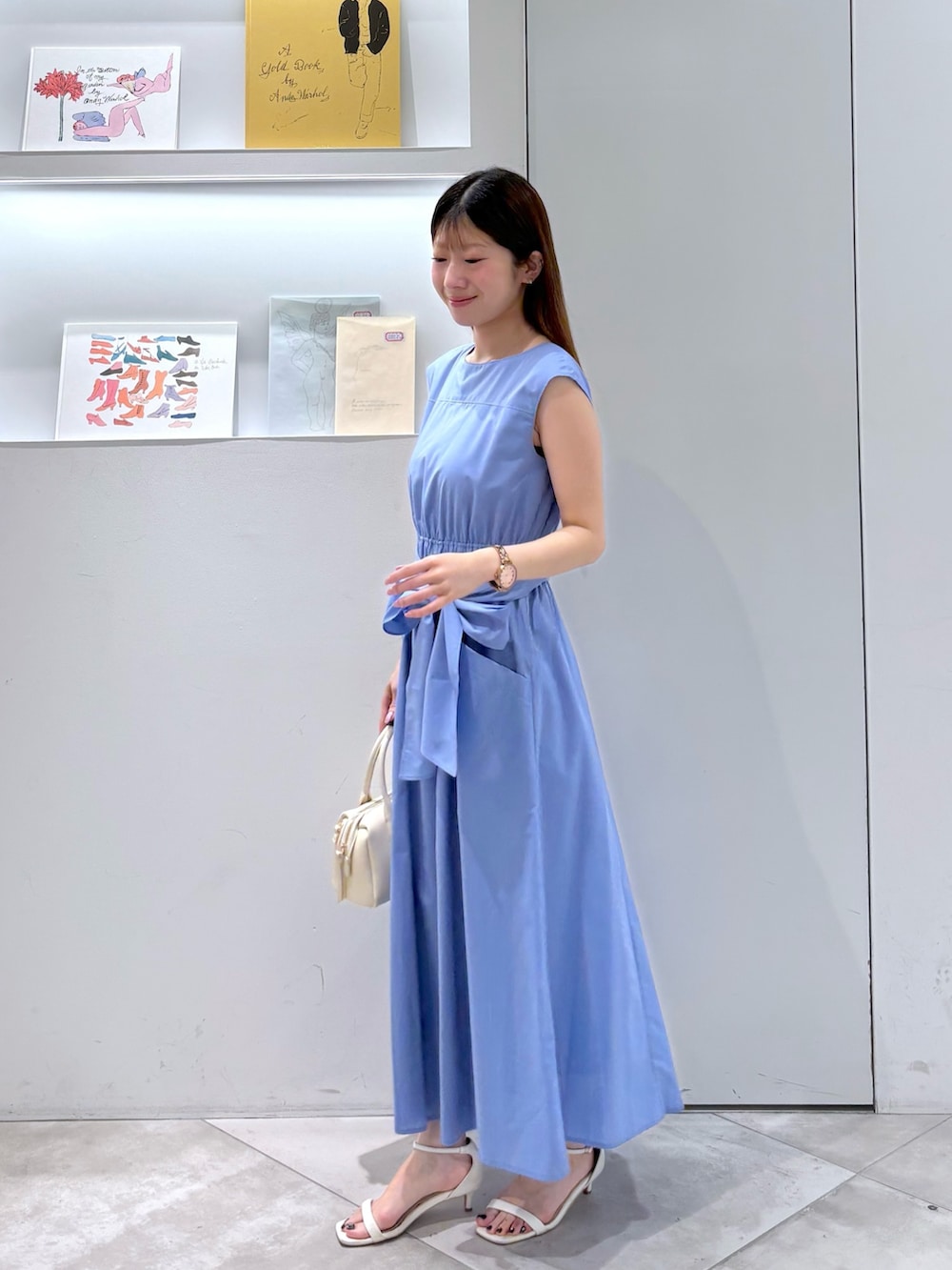 ホワイト系のカーディガン/ボレロ、ホワイト系のボストンバッグ、ブルー系のワンピースを着用したレディースの夏コーディネートの6枚目の写真