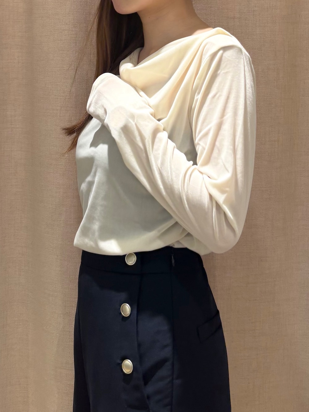 ホワイト系のTシャツ/カットソー、イエロー系のトートバッグ、ブルー系のその他パンツを着用したレディースの秋コーディネートの7枚目の写真