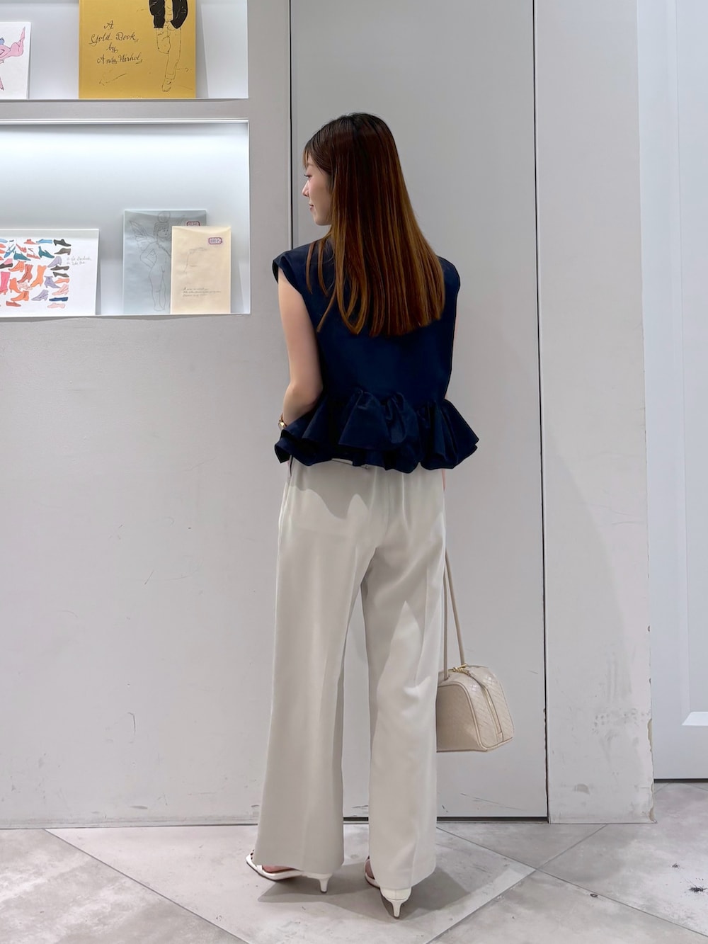ブルー系のシャツ/ブラウス、ベージュ系のその他パンツ、ホワイト系のボストンバッグを着用したレディースの夏コーディネートの5枚目の写真