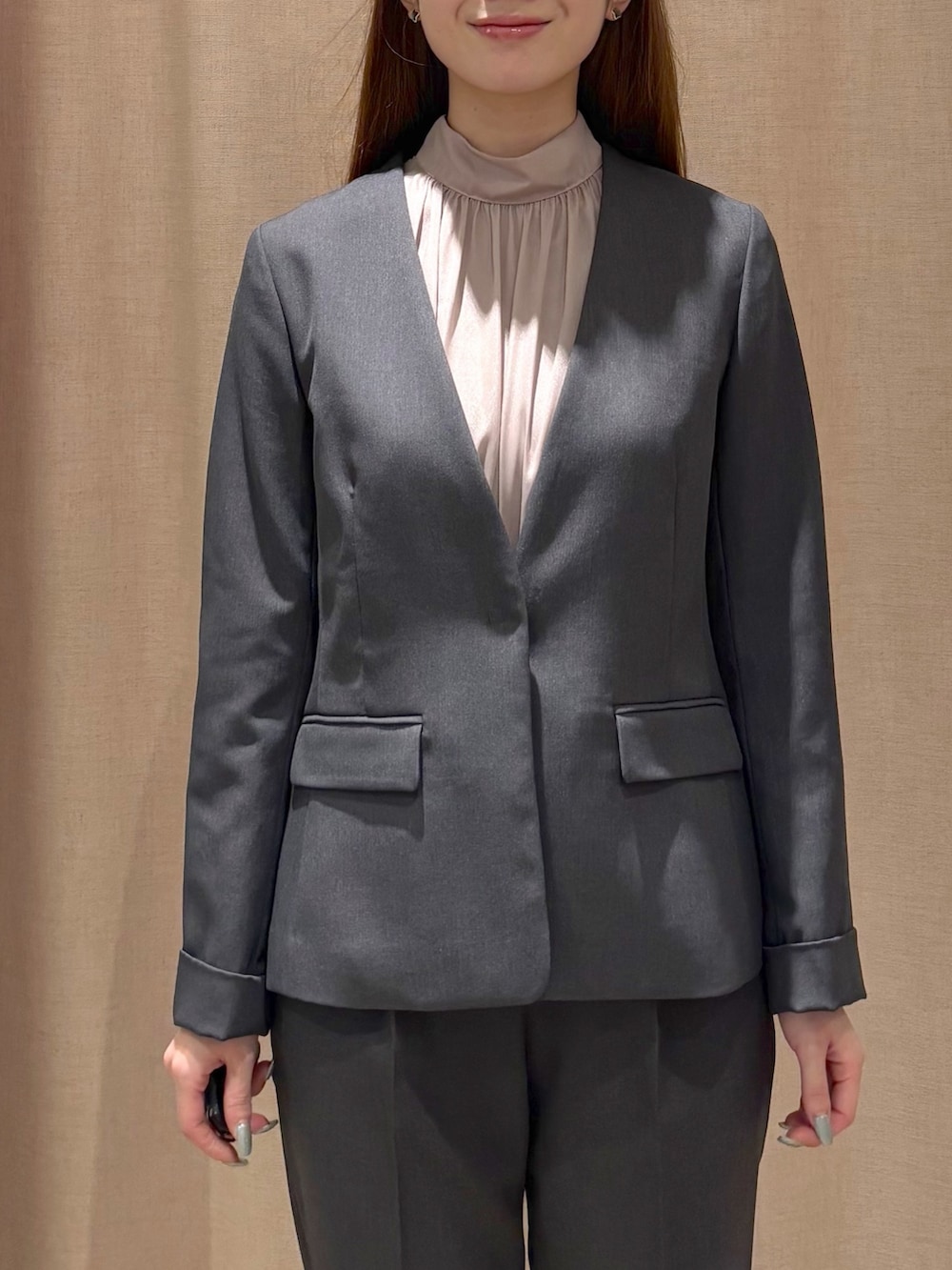 ブラウン系のシャツ/ブラウス、グレー系のノーカラージャケット、グレー系のその他パンツを着用したレディースの夏コーディネートの6枚目の写真