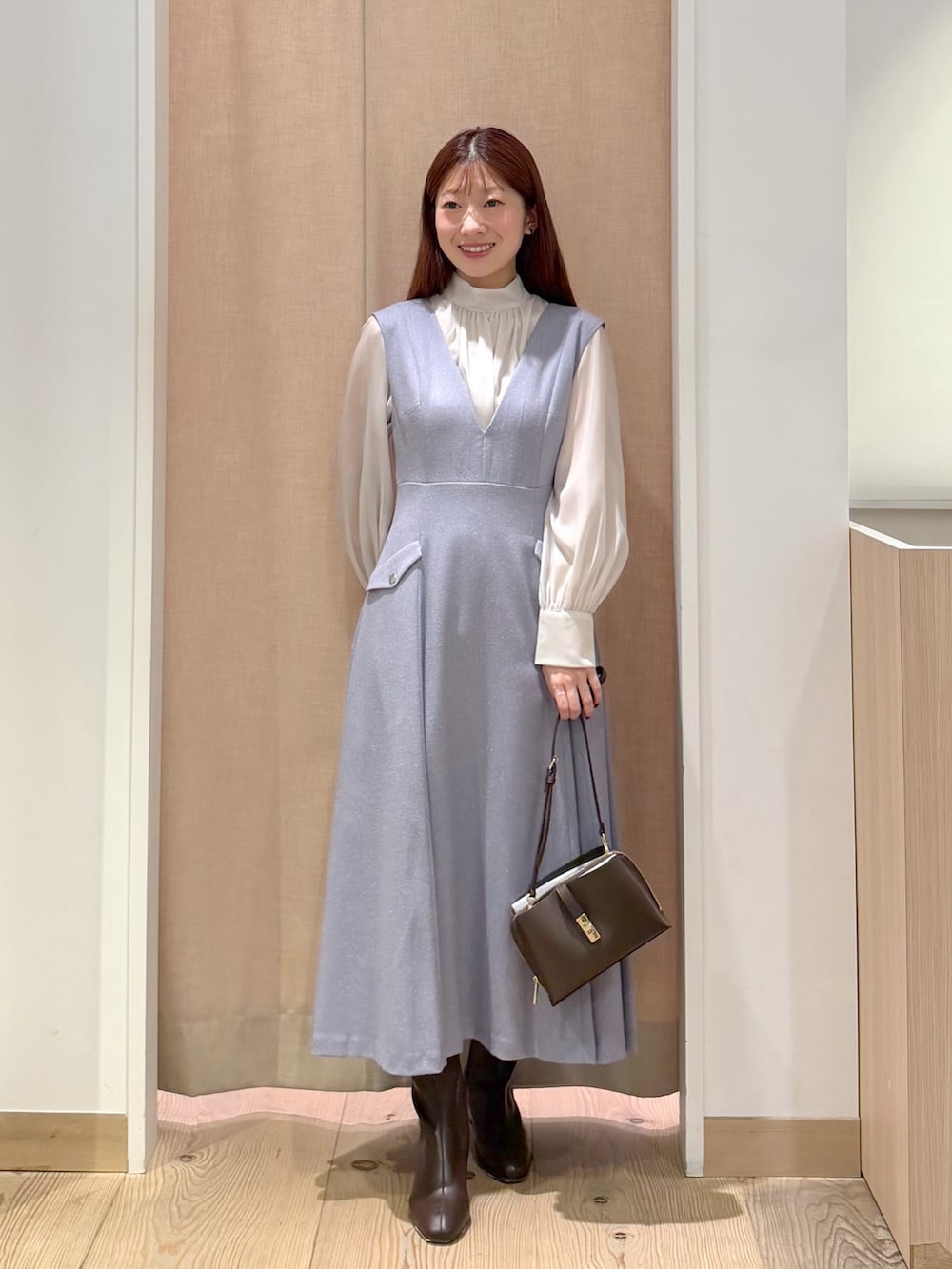 ホワイト系のシャツ/ブラウス、ブルー系のワンピース、ブラウン系のショルダーバッグを着用したレディースの秋コーディネートの2枚目の写真