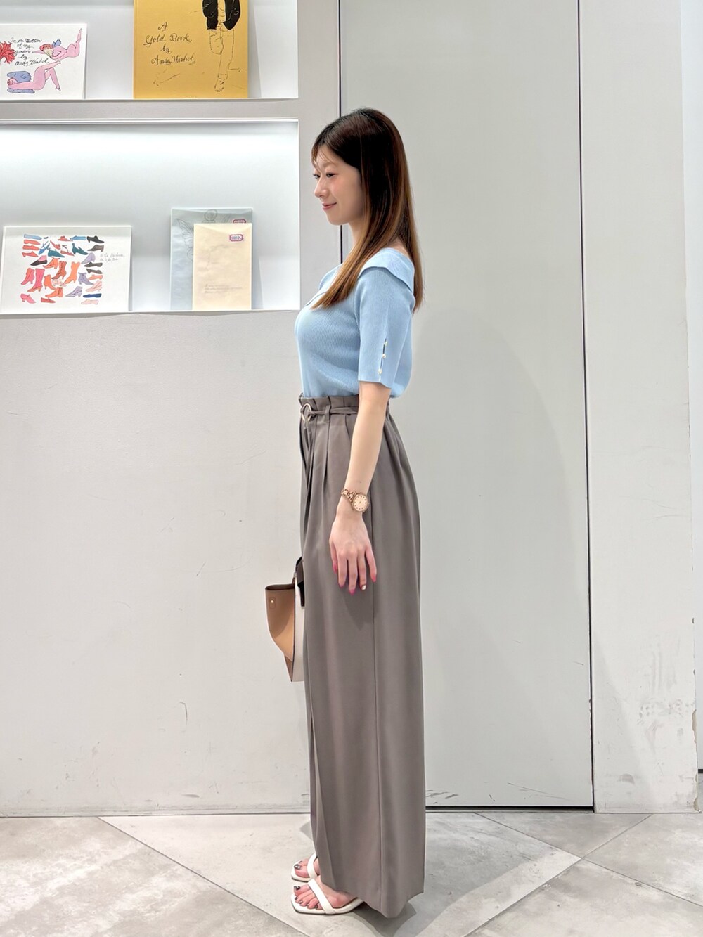 ブラウン系のその他パンツ、ホワイト系のトートバッグ、ブルー系のニット/セーターを着用したレディースの春コーディネートの5枚目の写真