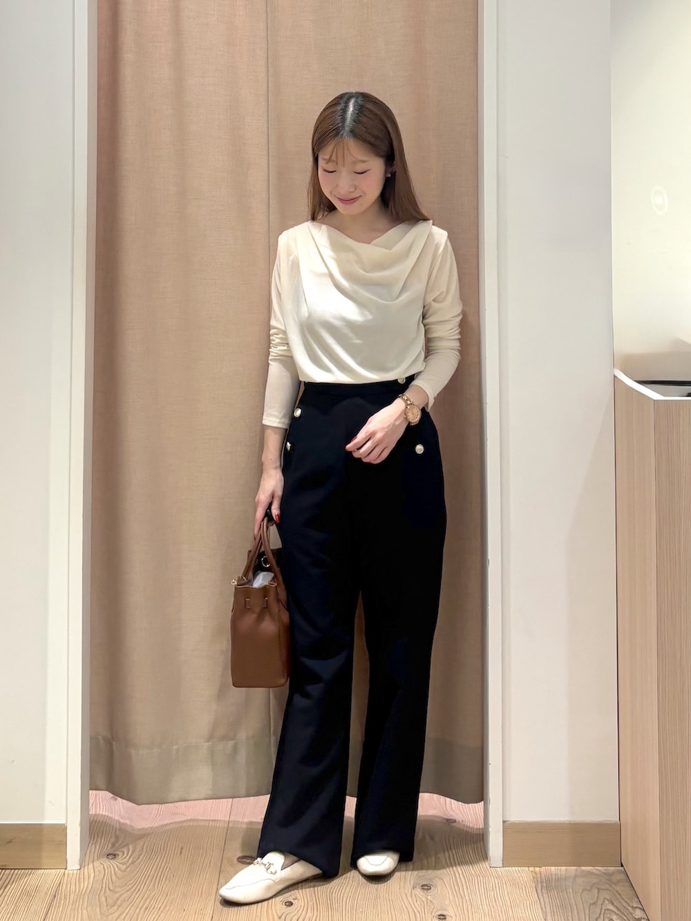 ホワイト系のTシャツ/カットソー、イエロー系のトートバッグ、ブルー系のその他パンツを着用したレディースの秋コーディネートの2枚目の写真