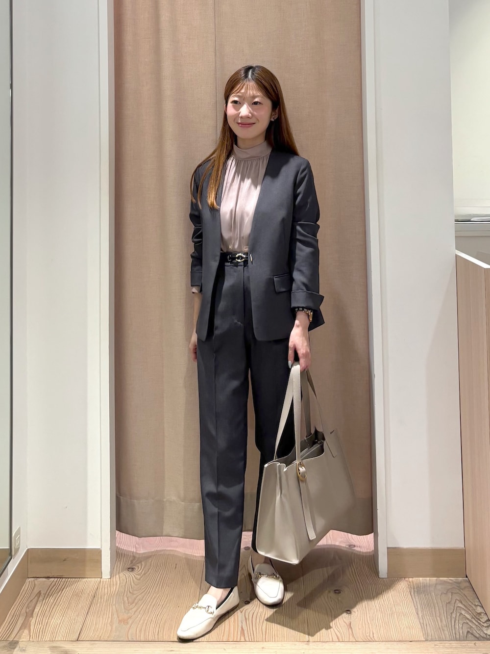 ブラウン系のシャツ/ブラウス、グレー系のノーカラージャケット、グレー系のその他パンツを着用したレディースの夏コーディネートの3枚目の写真