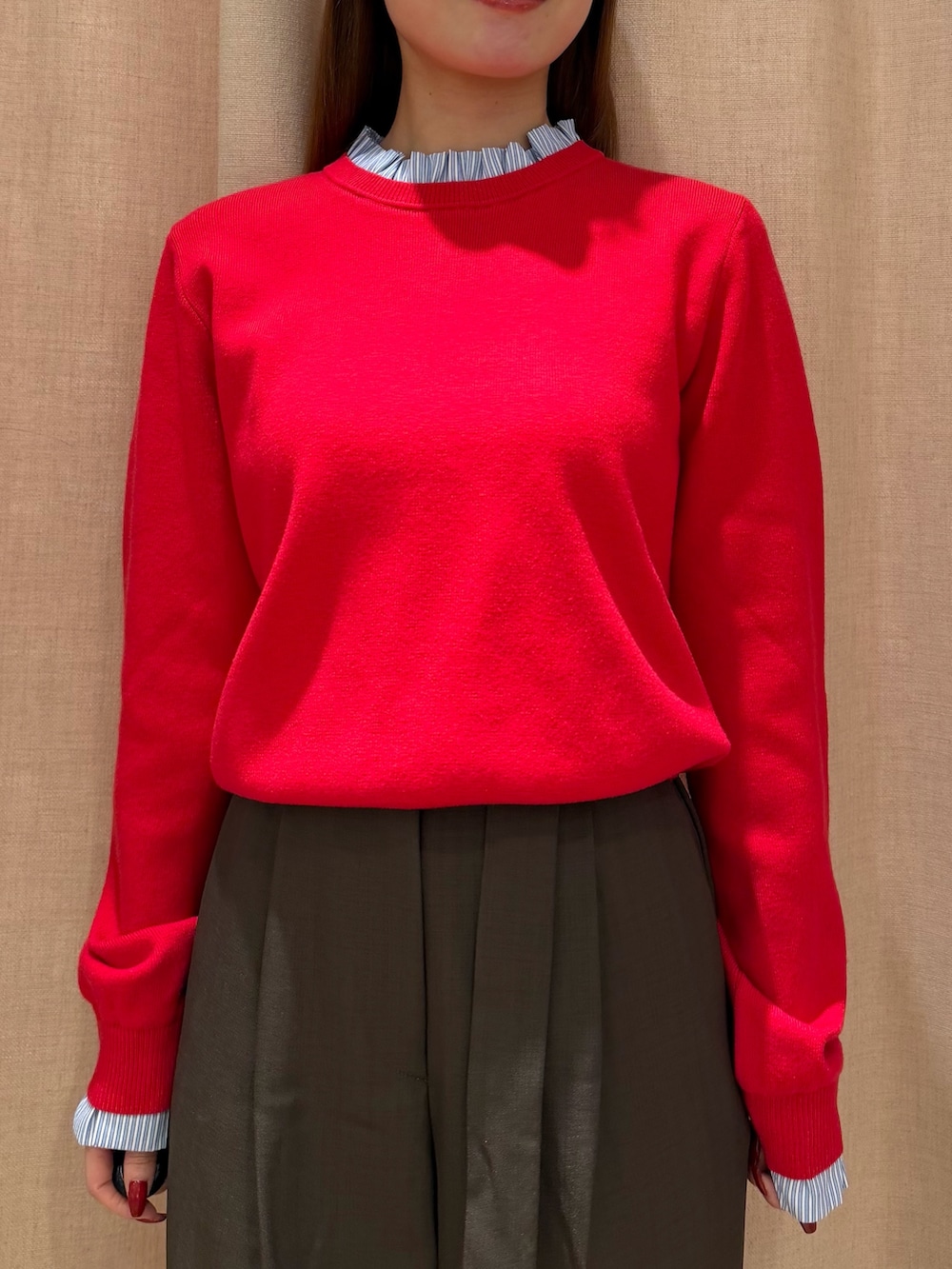 ブラウン系のその他パンツ、レッド系のニット/セーター、ブラウン系のボストンバッグを着用したレディースの秋コーディネートの7枚目の写真