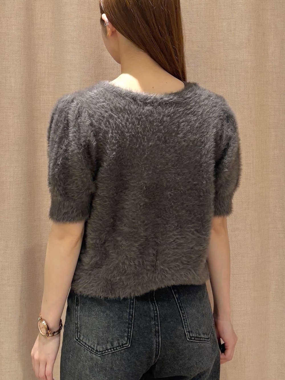 ブラック系のデニムパンツ、ホワイト系のボストンバッグ、グレー系のニット/セーターを着用したレディースの秋コーディネートの6枚目の写真