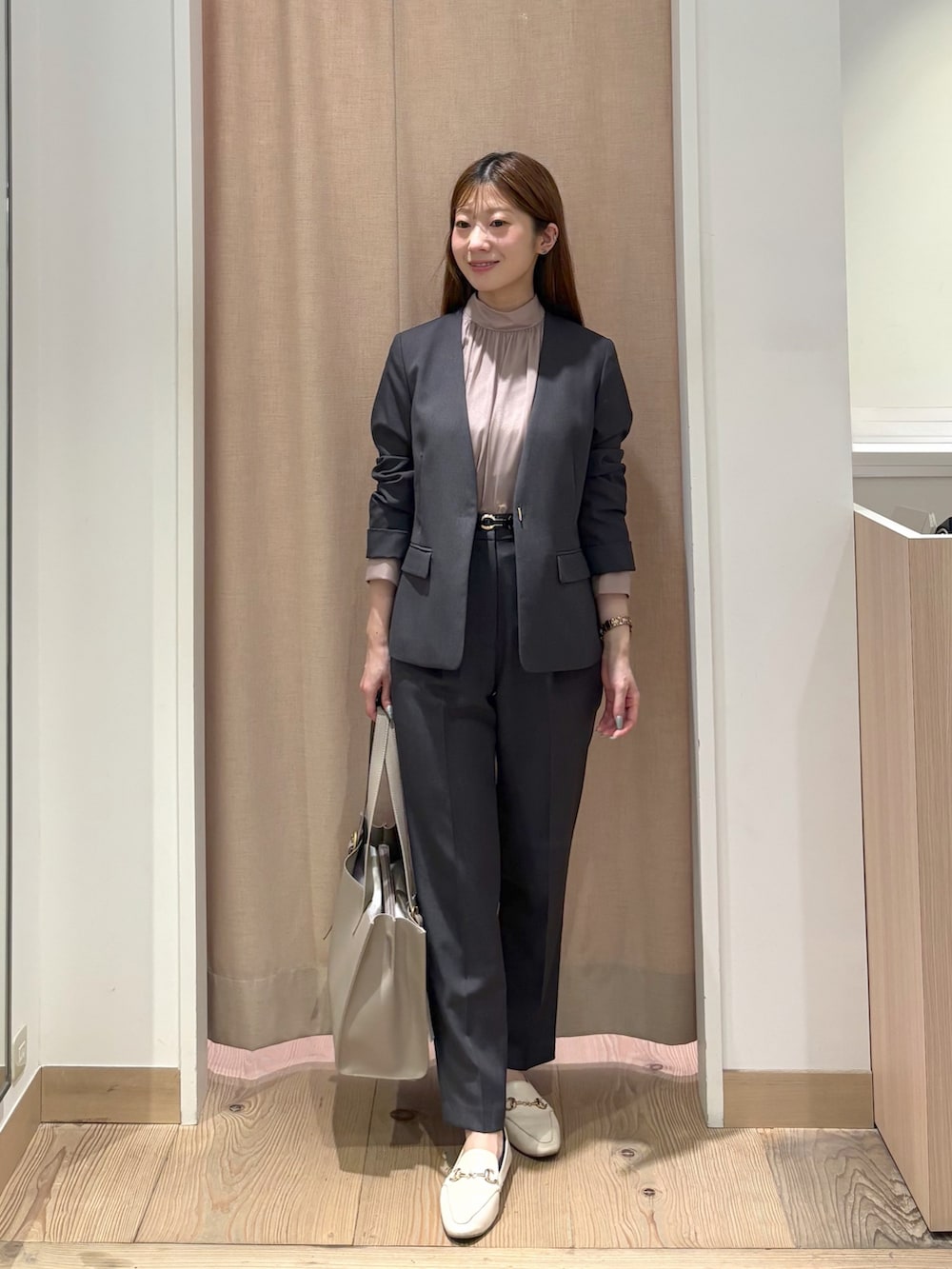 ブラウン系のシャツ/ブラウス、グレー系のノーカラージャケット、グレー系のその他パンツを着用したレディースの夏コーディネートの2枚目の写真