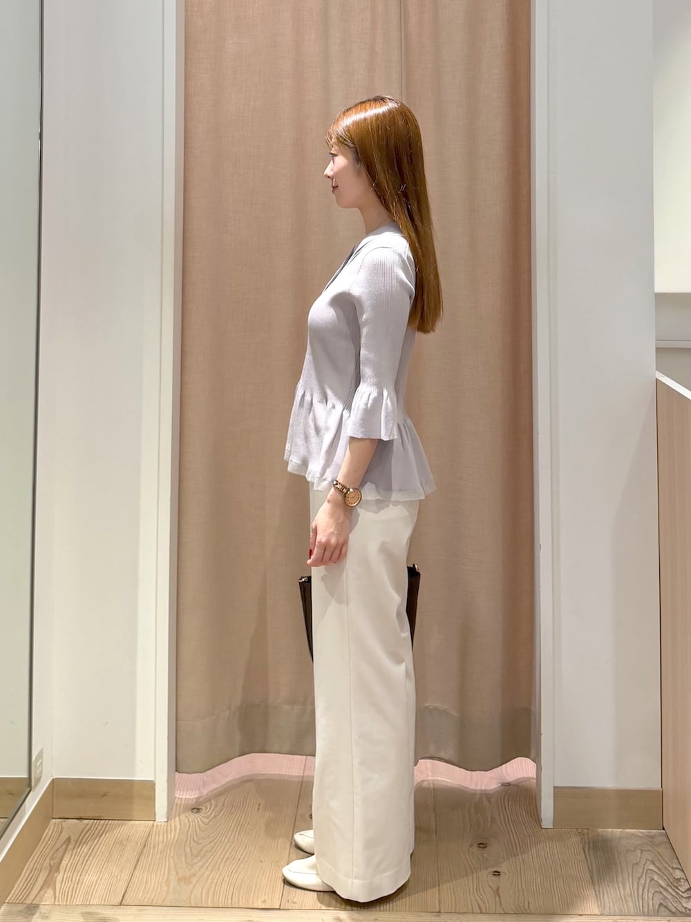 ホワイト系のその他パンツ、ブラウン系のショルダーバッグ、グレー系のニット/セーターを着用したレディースの秋コーディネートの4枚目の写真