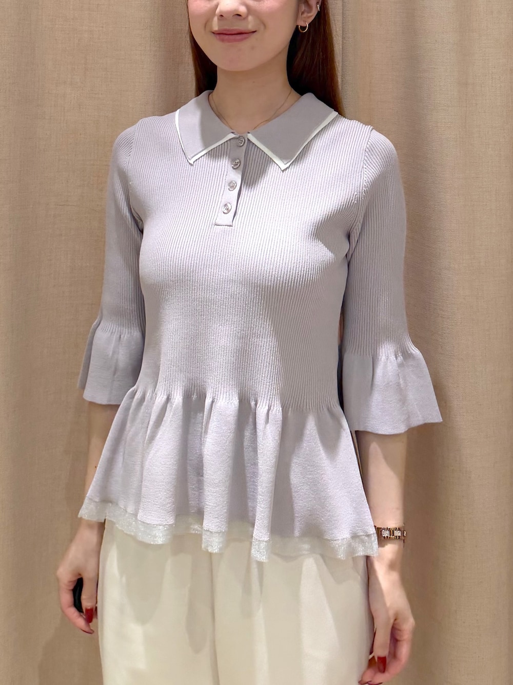 ホワイト系のその他パンツ、ブラウン系のショルダーバッグ、グレー系のニット/セーターを着用したレディースの秋コーディネートの6枚目の写真