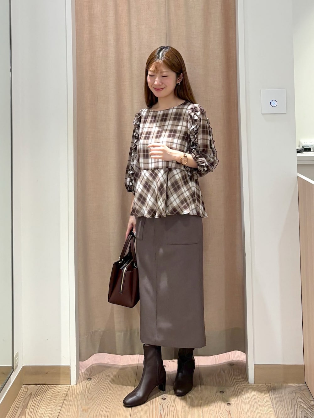 レッド系のトートバッグ、ブラウン系のスカート、ブラウン系のシャツ/ブラウスを着用したレディースの夏コーディネートの2枚目の写真