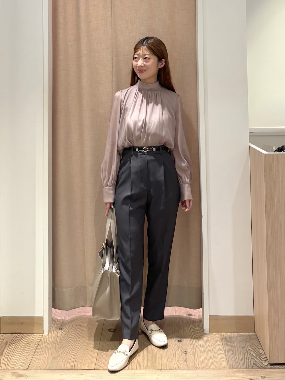 グレー系のその他パンツ、ベージュ系のトートバッグ、ブラウン系のシャツ/ブラウスを着用したレディースの秋コーディネートの3枚目の写真