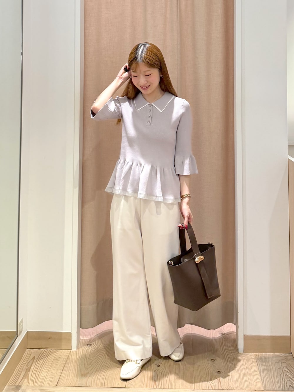ホワイト系のその他パンツ、ブラウン系のショルダーバッグ、グレー系のニット/セーターを着用したレディースの秋コーディネートの3枚目の写真