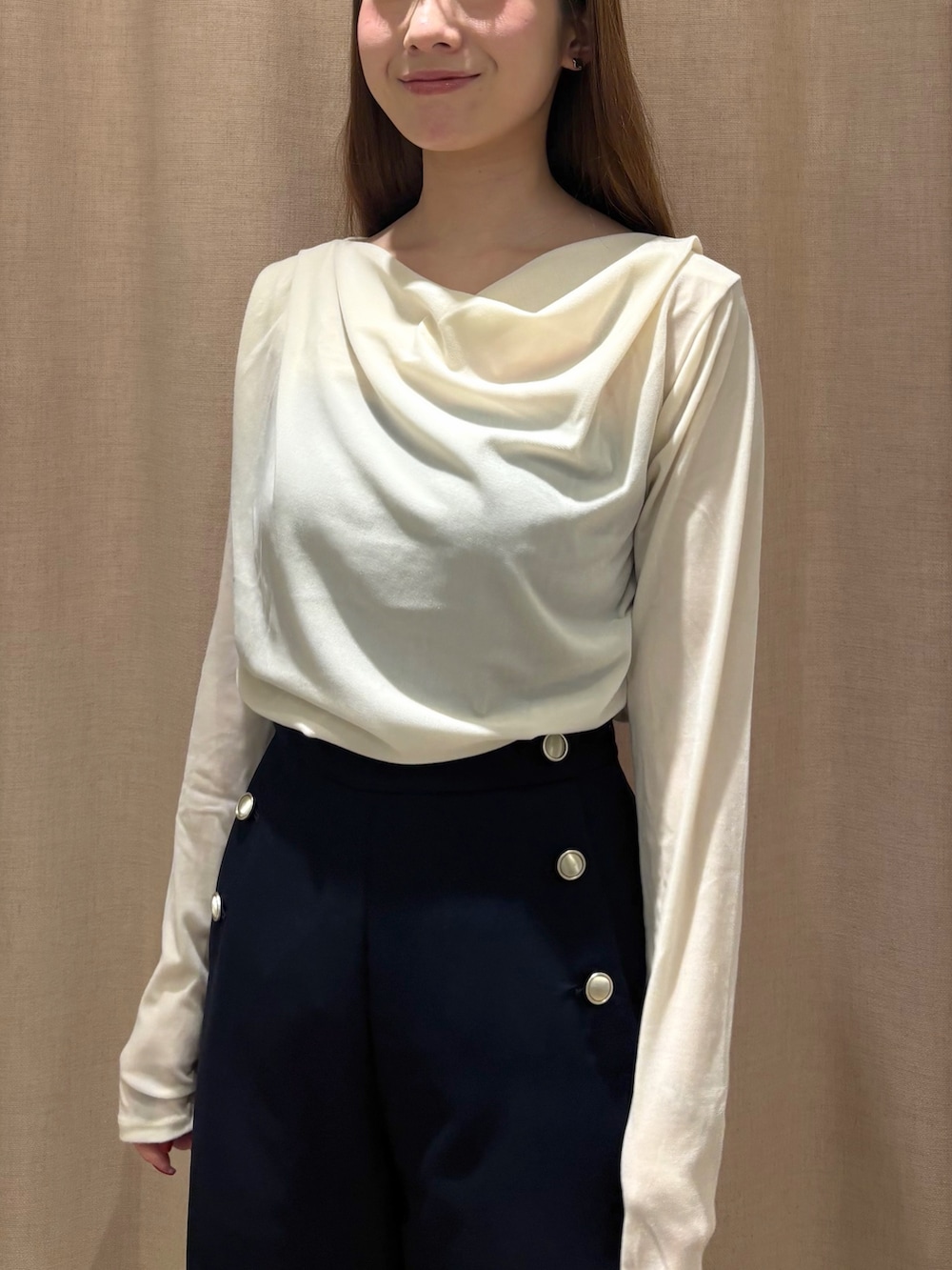 ホワイト系のTシャツ/カットソー、イエロー系のトートバッグ、ブルー系のその他パンツを着用したレディースの秋コーディネートの6枚目の写真