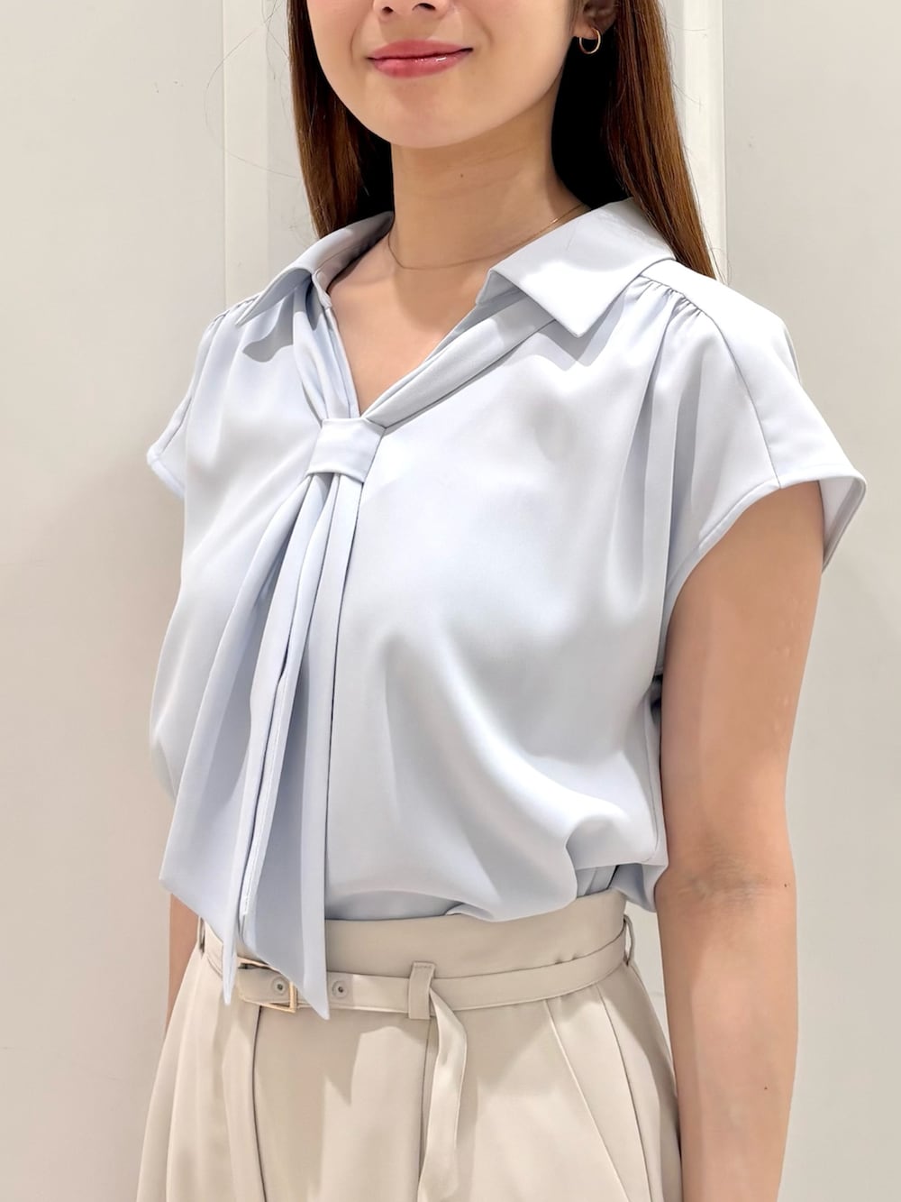 ベージュ系のトートバッグ、ブルー系のシャツ/ブラウス、ベージュ系のその他パンツを着用したレディースの夏コーディネートの7枚目の写真