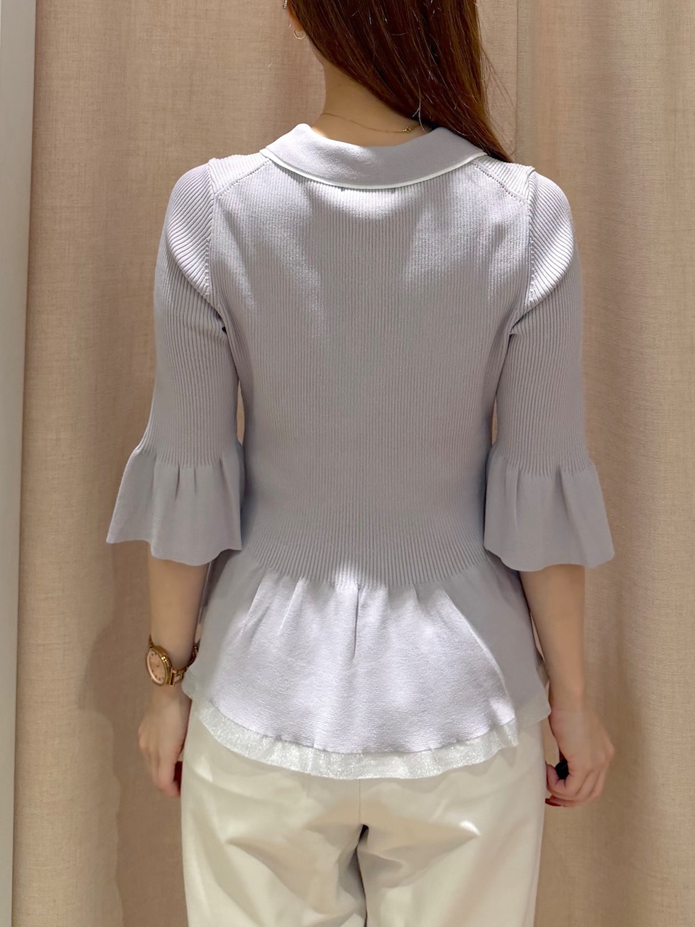 ホワイト系のその他パンツ、ブラウン系のショルダーバッグ、グレー系のニット/セーターを着用したレディースの秋コーディネートの7枚目の写真