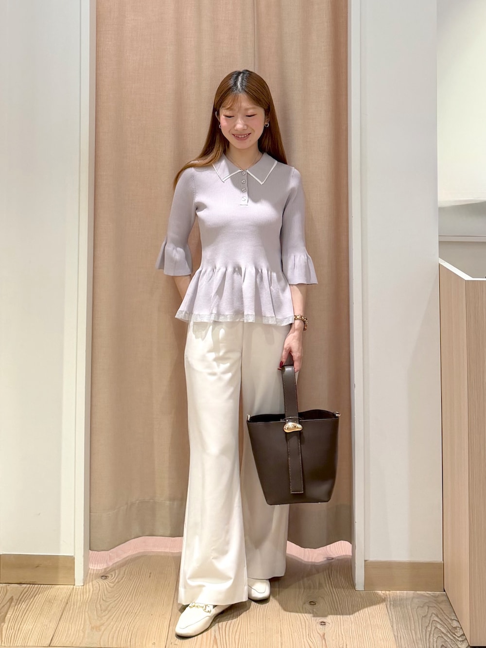 ホワイト系のその他パンツ、ブラウン系のショルダーバッグ、グレー系のニット/セーターを着用したレディースの秋コーディネートの2枚目の写真