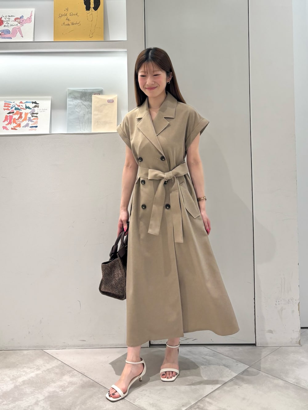 ベージュ系のワンピース、ブラウン系のトートバッグを着用したレディースの夏コーディネートの2枚目の写真