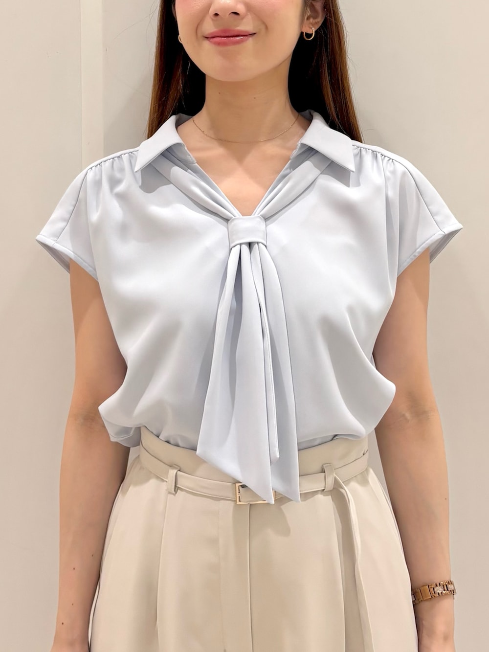 ベージュ系のトートバッグ、ブルー系のシャツ/ブラウス、ベージュ系のその他パンツを着用したレディースの夏コーディネートの6枚目の写真