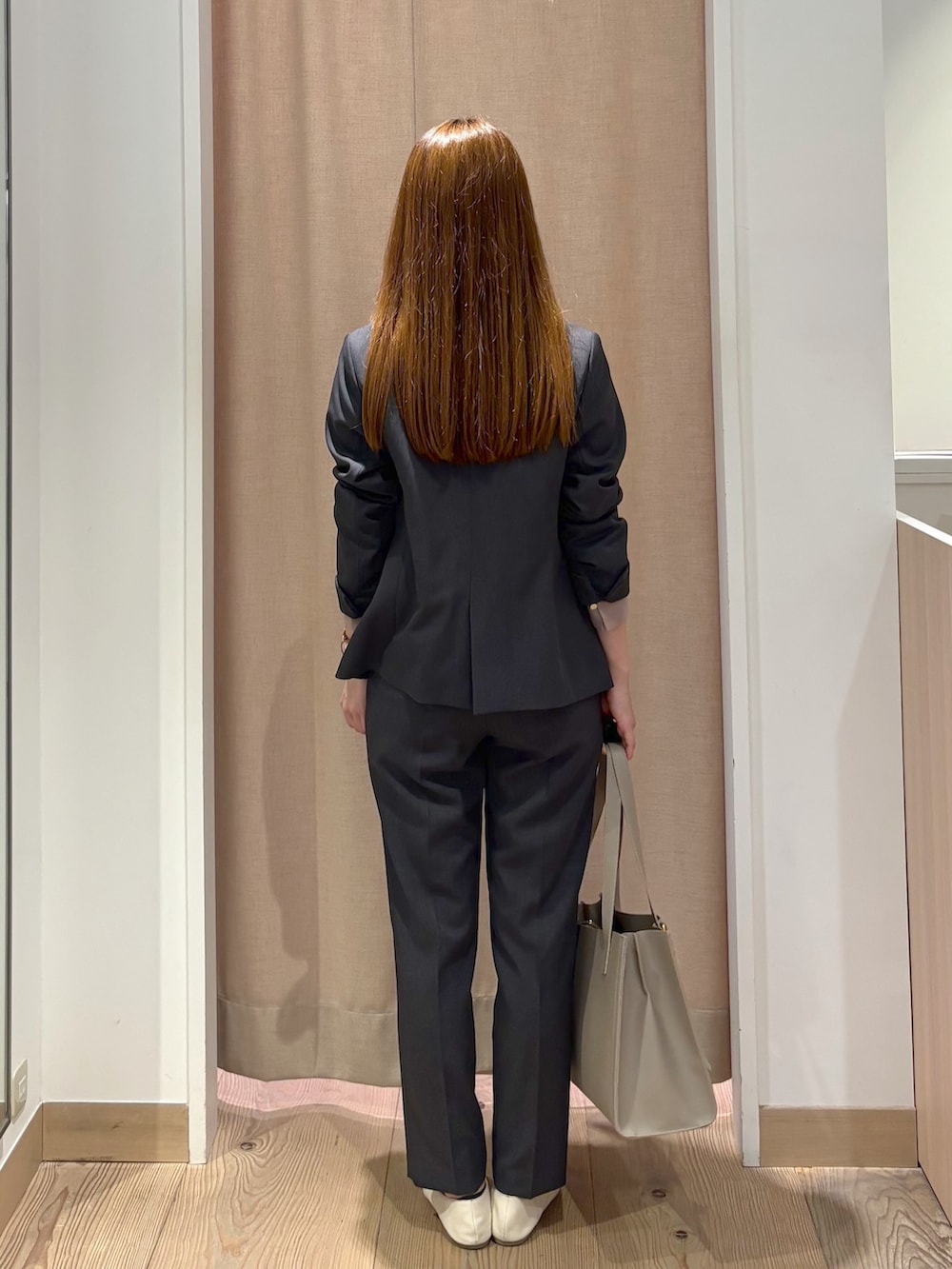 ブラウン系のシャツ/ブラウス、グレー系のノーカラージャケット、グレー系のその他パンツを着用したレディースの夏コーディネートの5枚目の写真