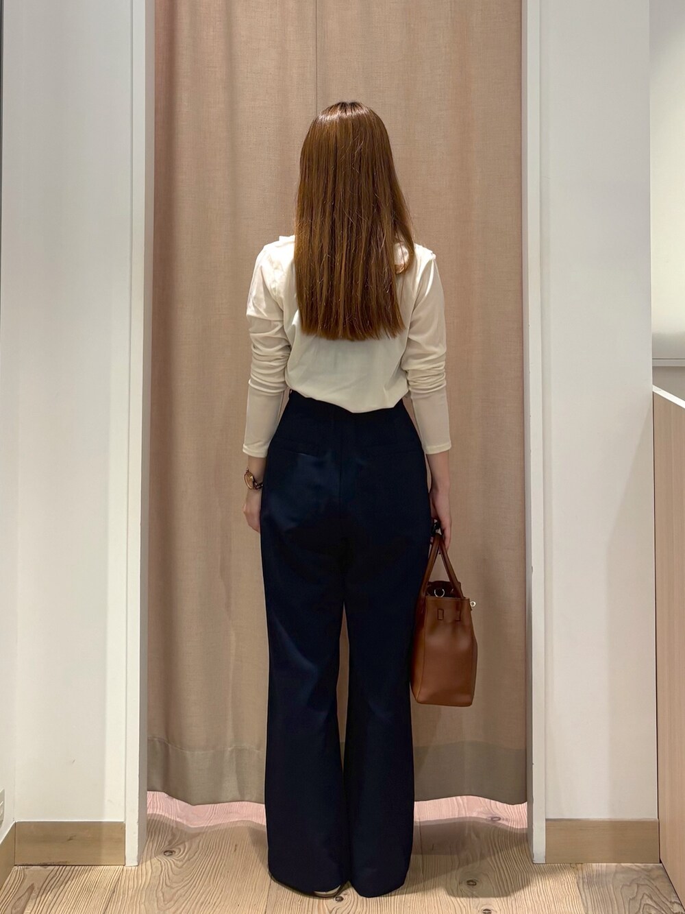 ホワイト系のTシャツ/カットソー、イエロー系のトートバッグ、ブルー系のその他パンツを着用したレディースの秋コーディネートの5枚目の写真