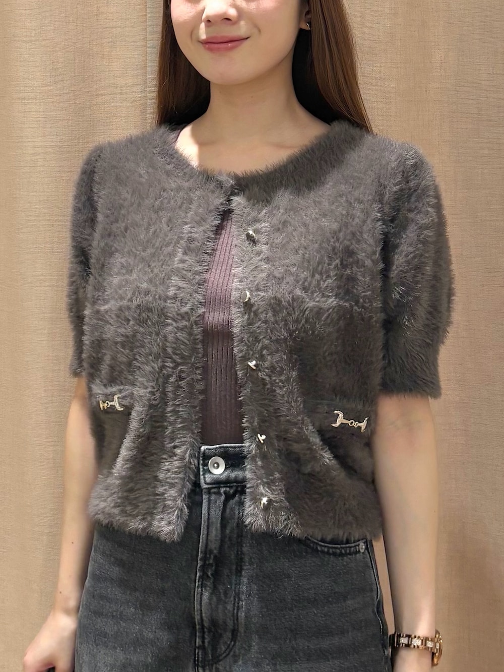 ブラック系のデニムパンツ、ホワイト系のボストンバッグ、グレー系のニット/セーターを着用したレディースの秋コーディネートの5枚目の写真