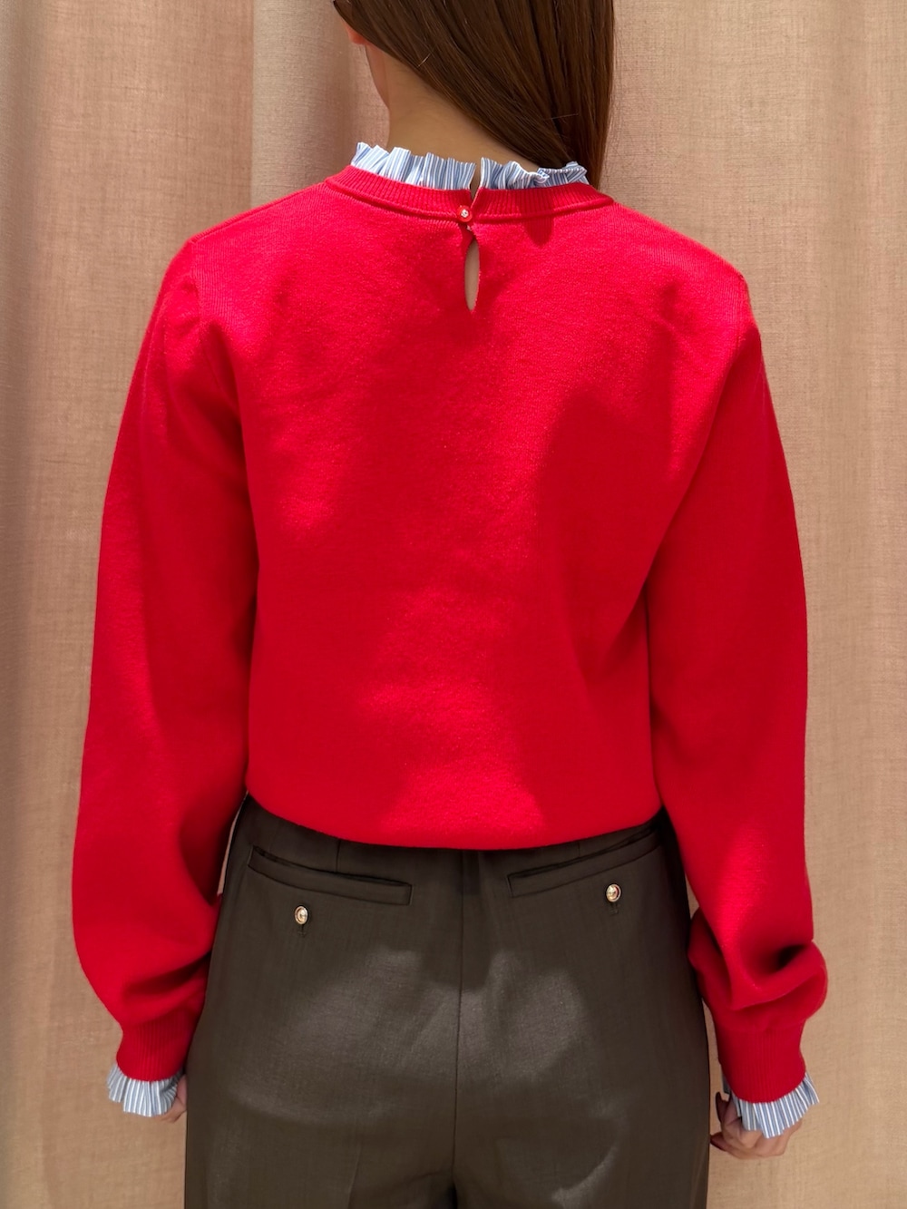 ブラウン系のその他パンツ、レッド系のニット/セーター、ブラウン系のボストンバッグを着用したレディースの秋コーディネートの9枚目の写真