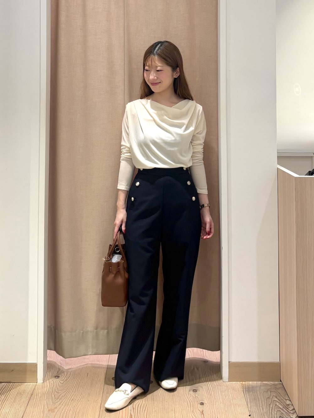 ホワイト系のTシャツ/カットソー、イエロー系のトートバッグ、ブルー系のその他パンツを着用したレディースの秋コーディネートの3枚目の写真