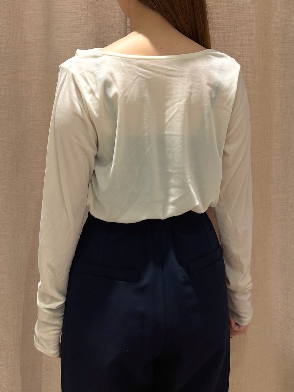 ホワイト系のTシャツ/カットソー、イエロー系のトートバッグ、ブルー系のその他パンツを着用したレディースの秋コーディネートの8枚目の写真