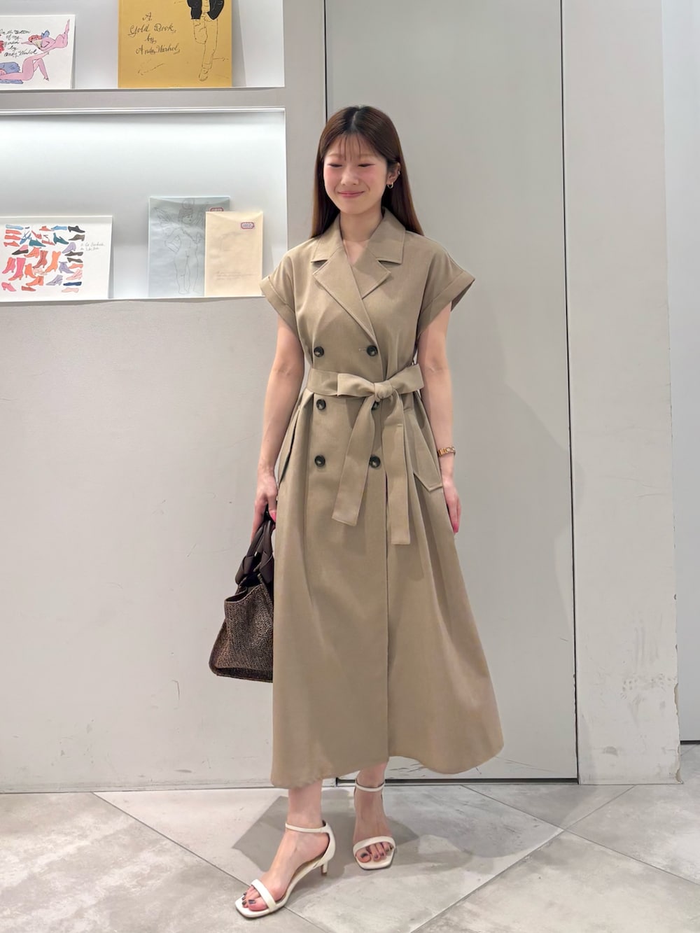 ベージュ系のワンピース、ブラウン系のトートバッグを着用したレディースの夏コーディネートの3枚目の写真