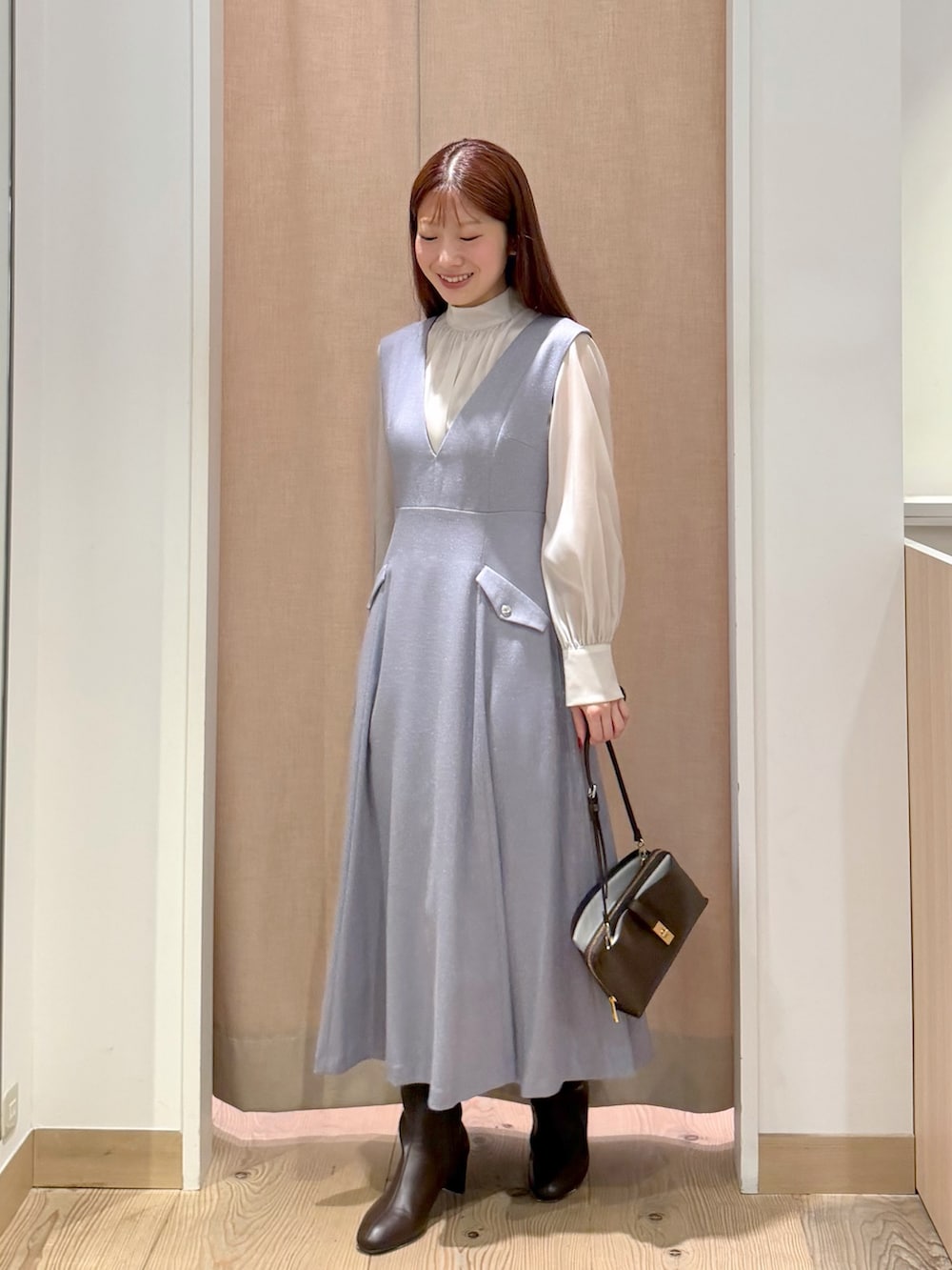 ホワイト系のシャツ/ブラウス、ブルー系のワンピース、ブラウン系のショルダーバッグを着用したレディースの秋コーディネートの3枚目の写真