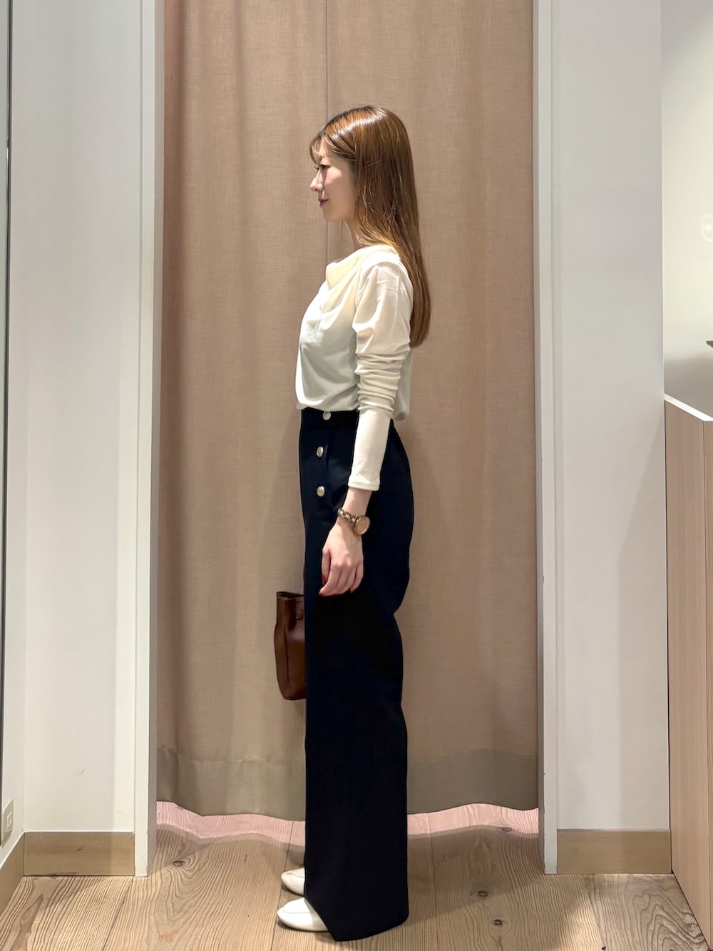 ホワイト系のTシャツ/カットソー、イエロー系のトートバッグ、ブルー系のその他パンツを着用したレディースの秋コーディネートの4枚目の写真